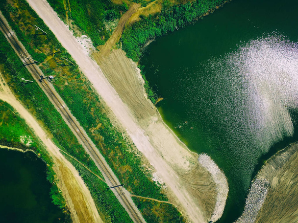 Spoorlijn over rivier van drone. teledetectie per spoor en kwaliteitsanalyse - Foto, afbeelding