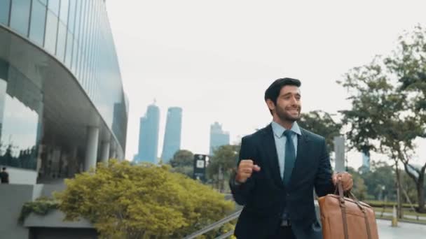Képzett kaukázusi üzletember, aki boldogan táncol, miközben higgadt marad, és tovább sétál a városban. Professzionális menedzser táncol, hogy megünnepelje a jó híreket az előléptetésről. Eredményes. - Felvétel, videó