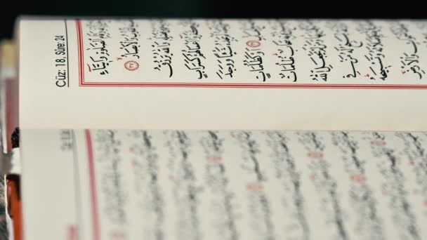 Religion Le Livre de l'Islam Coran et chapelet - Séquence, vidéo