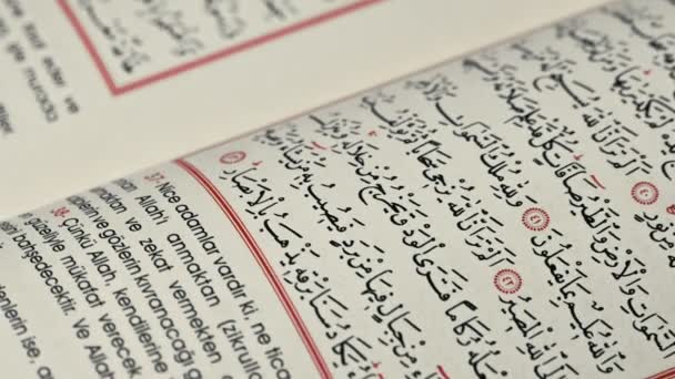 Religie Het boek van de islam Koran en rozenkrans - Video