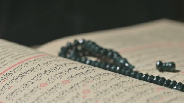 Religión El Libro del Islam Cuentas del Corán y del Rosario - Imágenes, Vídeo