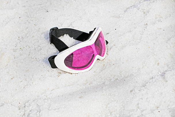ροζ μάσκα του σκι σε υγρό χιόνι. Ενεργές οικογενειακές διακοπές - Φωτογραφία, εικόνα
