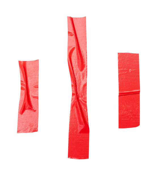 Kırışık kırmızı yapıştırıcı bant veya şerit şeklinde kumaş bantların üst görünümü kırpma yolu ile beyaz arkaplanda izole edilir. - Fotoğraf, Görsel