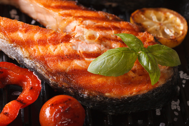 Гриль червоний рибний стейк з лососем макро та овочами
 - Фото, зображення