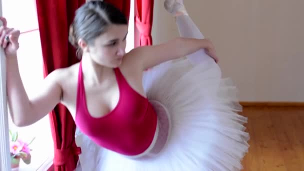 Giovane ballerina che si prepara per la danza - warm up - tenda rossa
 - Filmati, video