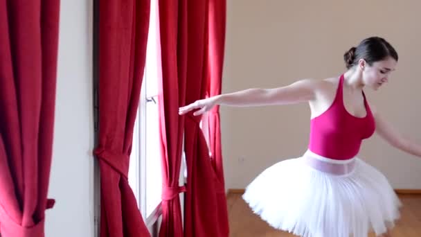 Młody baleriny dancing w zasłonę hala - hala - czerwony - Materiał filmowy, wideo