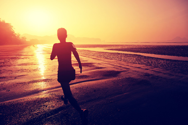 Estilo de vida saludable mujer corriendo en la playa
 - Foto, imagen