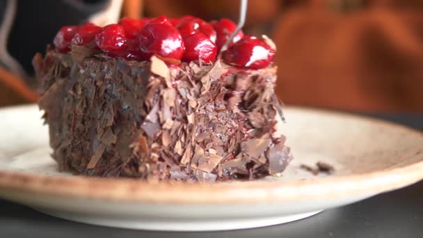 テーブルの上の皿の上にチョコレートとクリームケーキ . - 映像、動画
