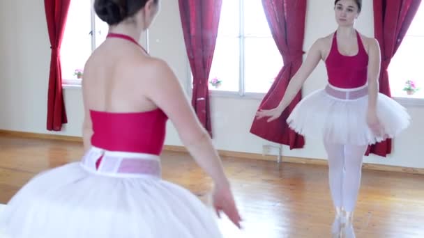 Młody baleriny dancing w hali - podłogi - odbicie w lustrze - Materiał filmowy, wideo