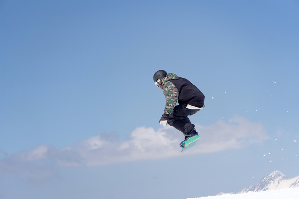 Snowboardista skoky ve Snowparku - Fotografie, Obrázek