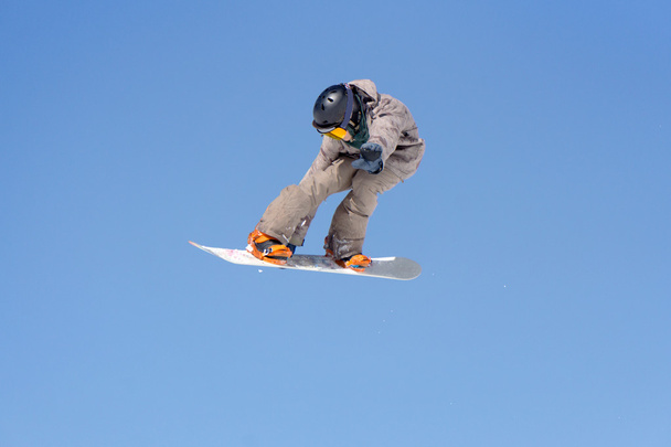 Snowboardzista skacze w Snow Park - Zdjęcie, obraz