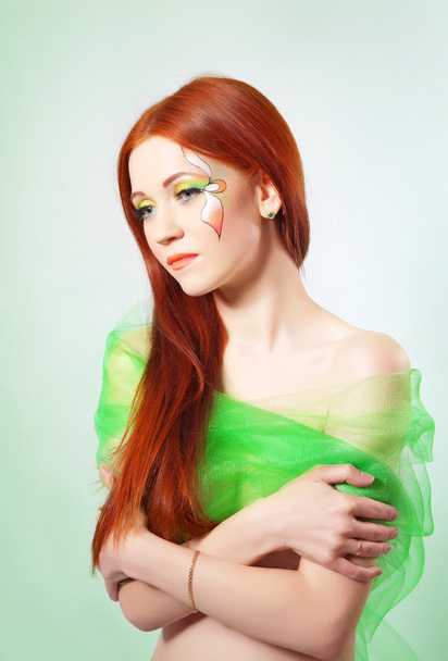 Portrait de belle fille aux cheveux roux avec des fleurs peintes sur son visage
 - Photo, image