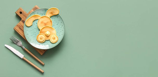 Lustige Osterhasen-Pfannkuchen auf farbigem Hintergrund mit Platz für Text - Foto, Bild