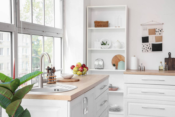 Interiér kuchyně s umyvadlem a pulty - Fotografie, Obrázek