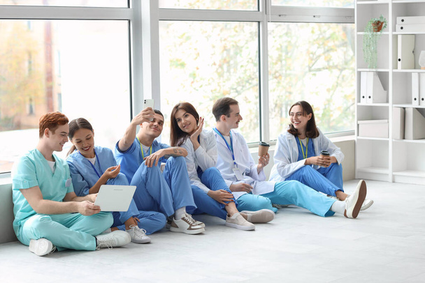 Équipe de médecins assis dans le hall de la clinique - Photo, image