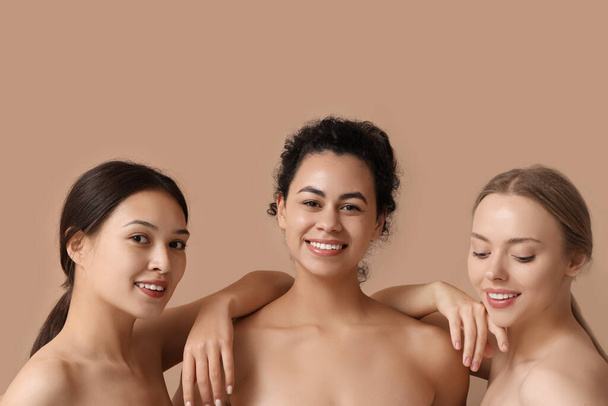 Glückliche junge Frauen auf braunem Hintergrund - Foto, Bild
