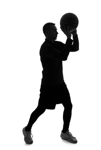 Sylwetka dojrzałego koszykarza na białym tle - Zdjęcie, obraz