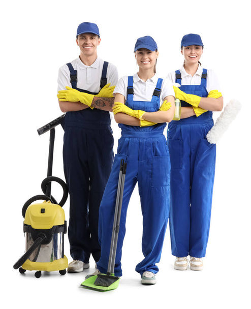 Lavoratori del servizio di pulizia con forniture su sfondo bianco - Foto, immagini