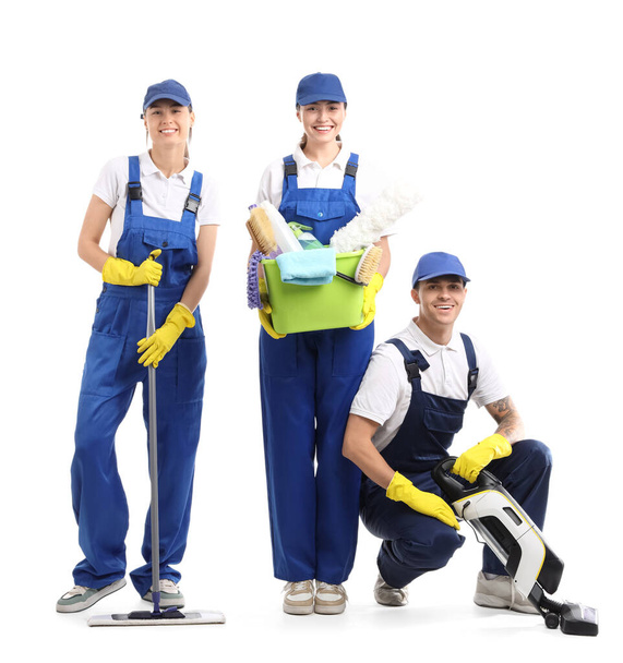Lavoratori del servizio di pulizia con forniture su sfondo bianco - Foto, immagini