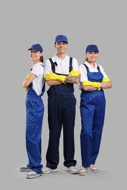 Siivouspalvelujen työntekijät kevyellä taustalla - Valokuva, kuva