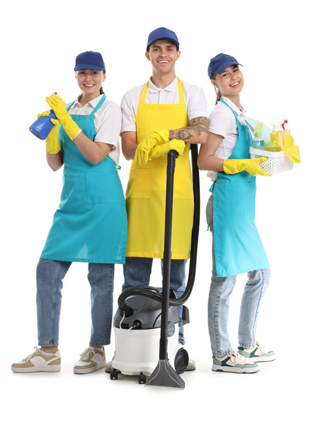 Εργαζόμενοι στην υπηρεσία καθαρισμού με προμήθειες σε λευκό φόντο - Φωτογραφία, εικόνα