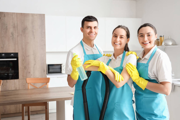 Trabajadores del servicio de limpieza con suministros en cocina - Foto, Imagen
