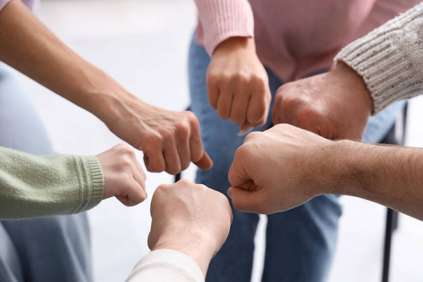 Pessoas batendo punhos na sessão de terapia de grupo, close-up - Foto, Imagem