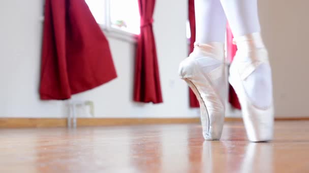 Ballerina dancing in the hall - detail of foot (shoes) - parquet block - Séquence, vidéo