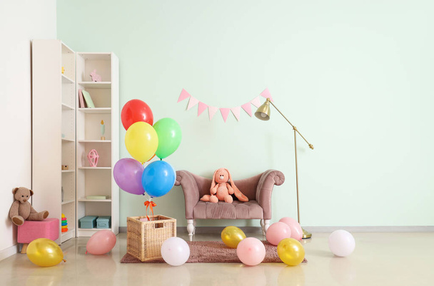 Koš s balónky, hračkami a poličkou v dětském pokoji - Fotografie, Obrázek
