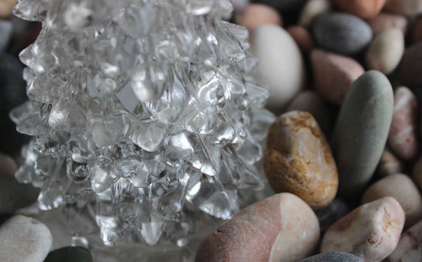 海の石の上の透明な水晶の曲げられた層 閉じるビュー  - 写真・画像