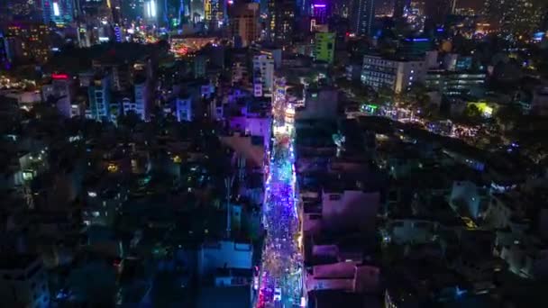 Nachtaufnahme der Innenstadt von Ho-Chi-Minh-Stadt und der beleuchteten Partystraße Bui Vien, Vietnam. - Filmmaterial, Video