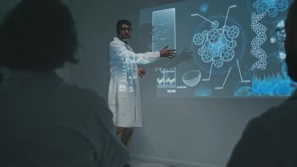 Hint erkek eczacılık satış temsilcisinin tıp konferansında doktorlara yeni ilacı tanıtması, projektör ekranında kaymaya dikkat çekmesi, eylemi, faydaları, halk alkışlarını açıklaması, - Video, Çekim