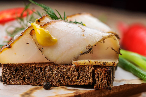 brood met reuzel, mosterd en peterselie op achtergrond, close up - Foto, afbeelding
