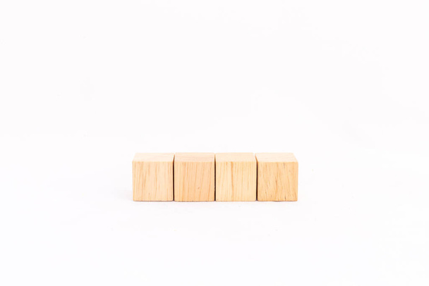 Cuatro cubos de madera en blanco aislados sobre fondo blanco. Espacio en blanco para texto. - Foto, imagen