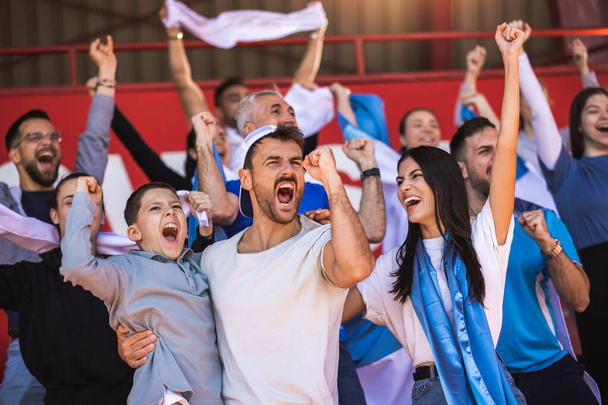 Fútbol / aficionados al fútbol están animando a su equipo en el estadio en el partido - Foto, imagen