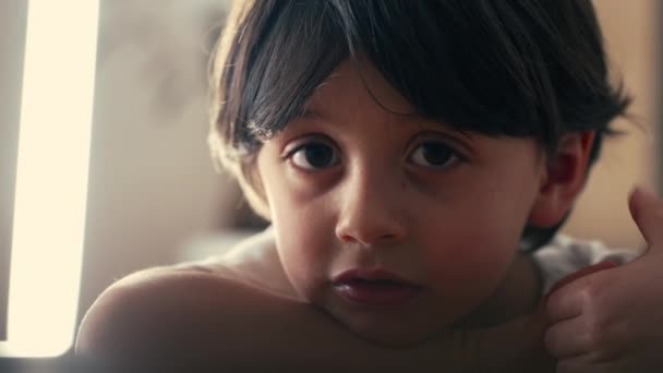 Porträt eines nachdenklichen kleinen Jungen, der im nachdenklichen Tagtraum blickt, Nahaufnahme des 5-jährigen kaukasischen Jungen, der sich in Gedanken verliert - Filmmaterial, Video