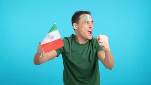 Video en estudio con el croma de un hombre animando apasionadamente a México gritando y ondeando una bandera nacional - Metraje, vídeo