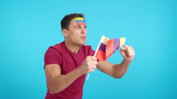 Vídeo em estúdio com croma de um homem desviando o olhar acenando uma bandeira nacional venezuelana, com raiva de uma decisão com árbitros - Filmagem, Vídeo