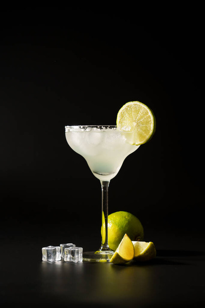 Margarita, cóctel alcohólico con lima, tequila de plata, cubitos de hielo y sal. - Foto, Imagen