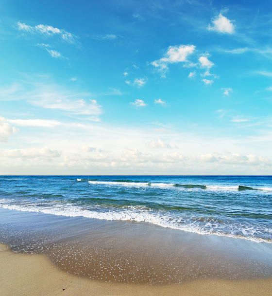 Platamona plaży przy zachmurzonym niebie - Zdjęcie, obraz