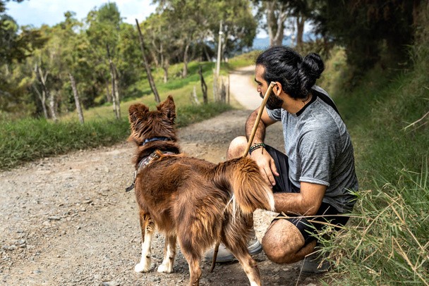 pozorný hraniční kolie pes připraven běžet s dospělým voříšek muž - Fotografie, Obrázek