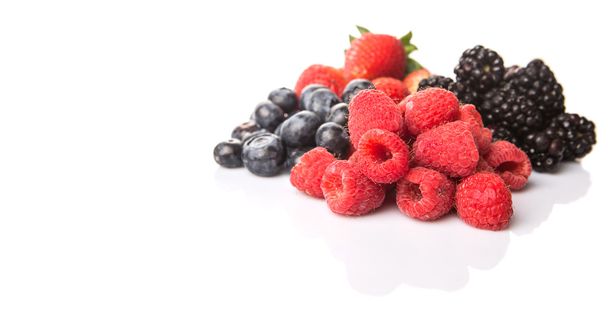 Erdbeere, Brombeere, Blaubeere und Himbeere auf weißem Hintergrund - Foto, Bild