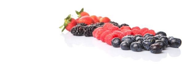 Aardbei, blackberry, bosbes en framboos op witte achtergrond - Foto, afbeelding