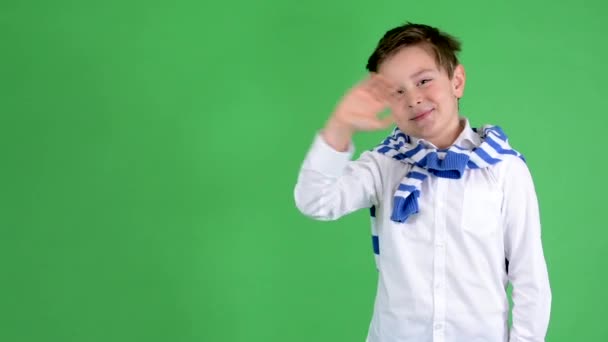 Jonge knappe kind jongen golven met hand - groene scherm - studio - Video