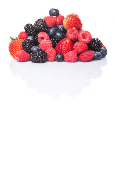Jahoda, blackberry, Borůvka a Malina nad bílým pozadím - Fotografie, Obrázek