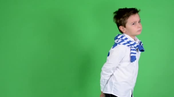 Nuori komea lapsi poika kävelee - vihreä näyttö - studio
 - Materiaali, video