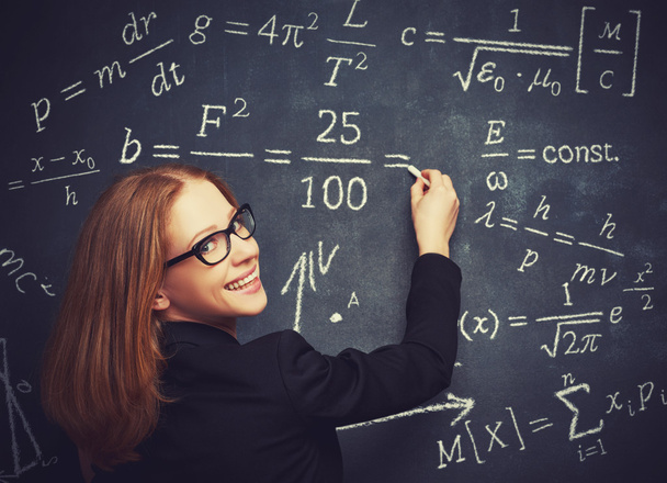 счастливая студентка, учительница пишет на доске шалк-форму
 - Фото, изображение
