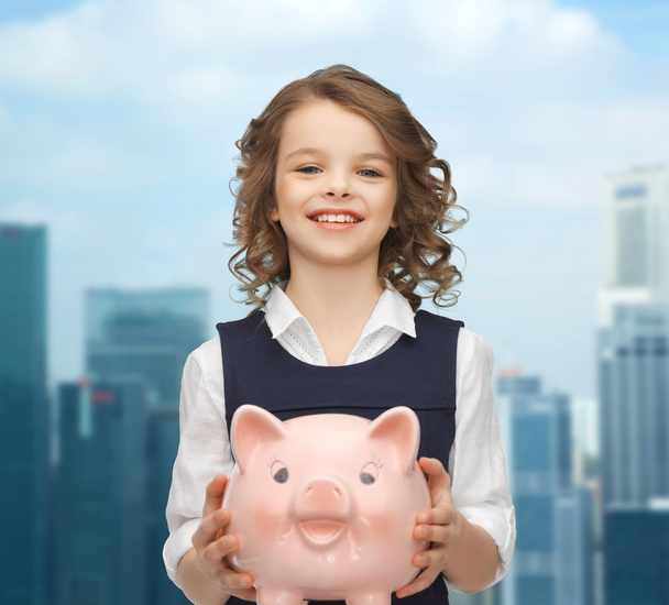 happy girl holding piggy bank - Fotoğraf, Görsel