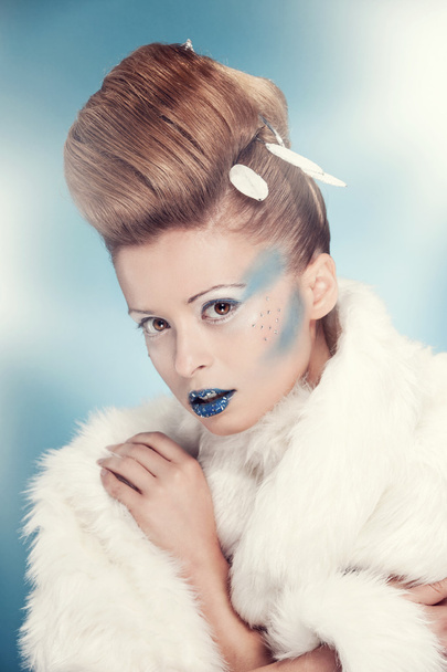 冬のメイクと髪型の女性の肖像画 - 写真・画像