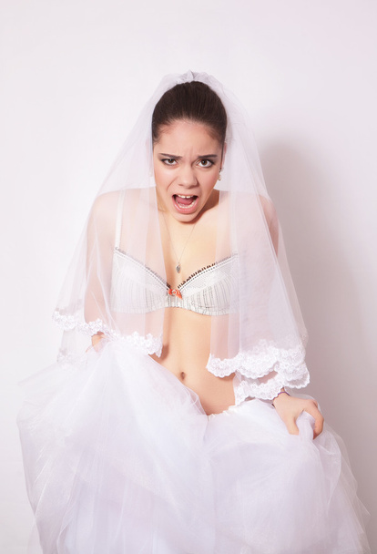 Studioporträt der schönen wütenden Braut - Foto, Bild